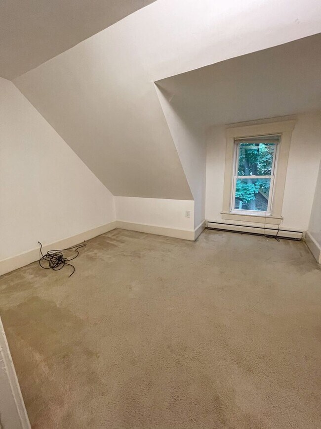 Building Photo - 7 Bedroom Close to Ross, Yost, and UM campus!