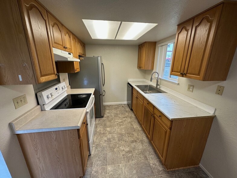 Kitchen - 20816 74th Ave W
