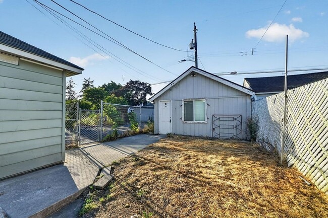 Building Photo - 1503 E Wellesley Ave