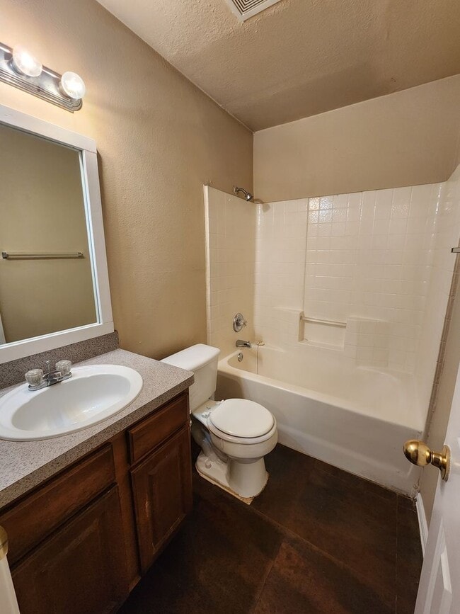 Building Photo - 3 Bedroom Duplex In South Fort Worth