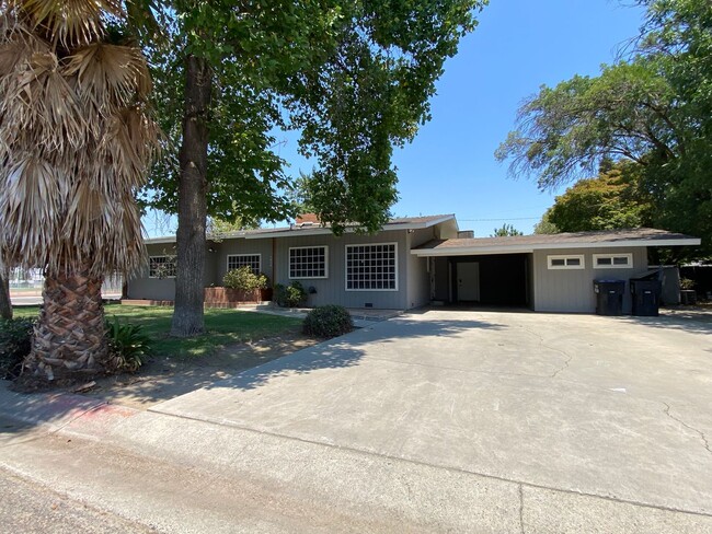 Building Photo - Spacious Visalia home in a well establishe...
