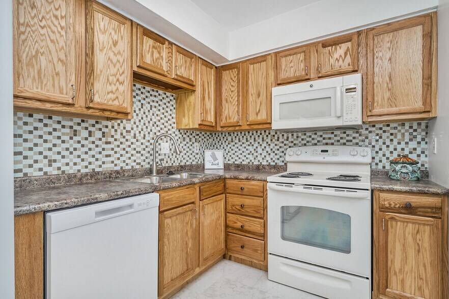 Building Photo - 5213 Clover Hill Dr