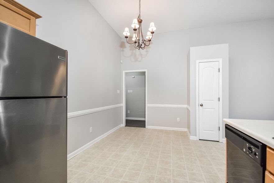 Building Photo - 10173 Evening Hill Dr