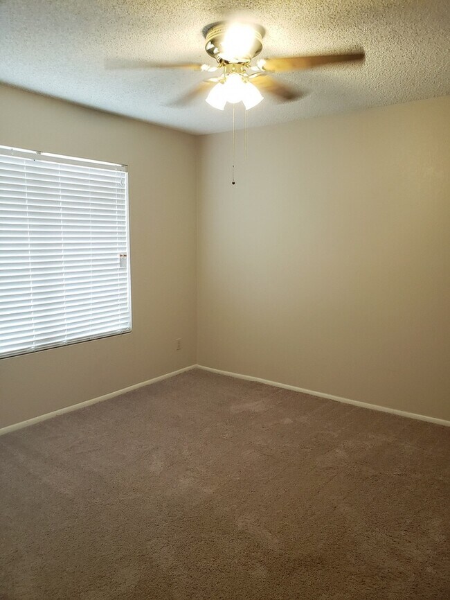 Building Photo - COMING SOON! Peoria Townhouse