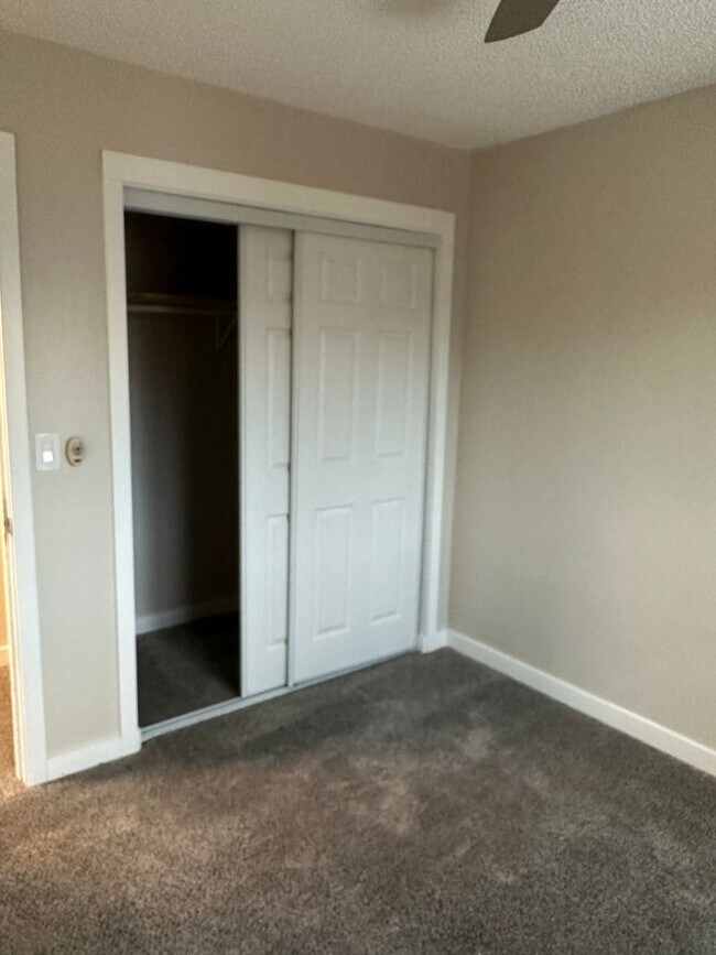 Building Photo - Heat Included! Heated Storage, 2 Bedroom/1...