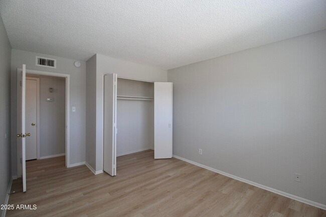 Building Photo - 537 E Laguna Dr