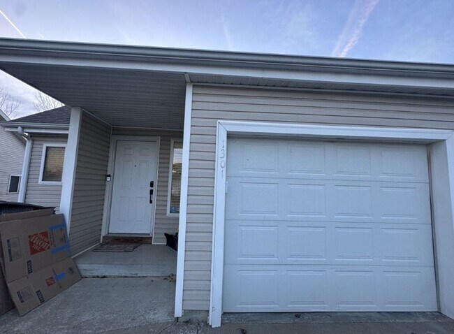 Building Photo - Beautiful Town Home + Deck & Patio + Easy Highway Access to Fort Riley + Washer & Dryer Included!...