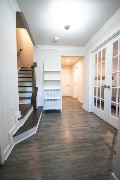1st floor foyer - 914 Avast Way