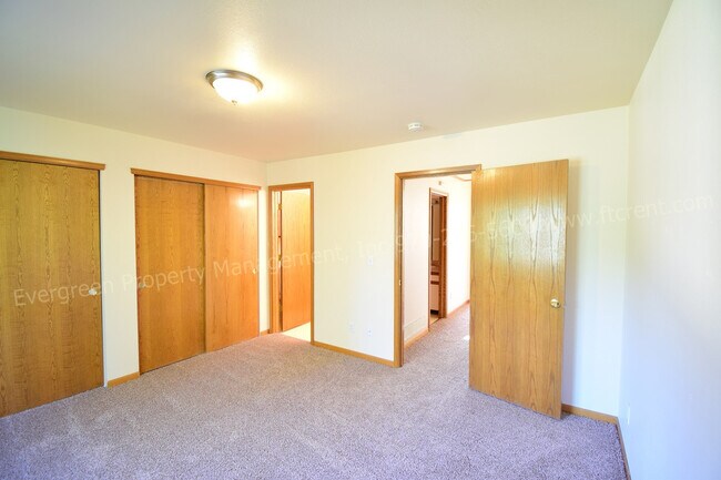 Building Photo - 2929 Ross Dr