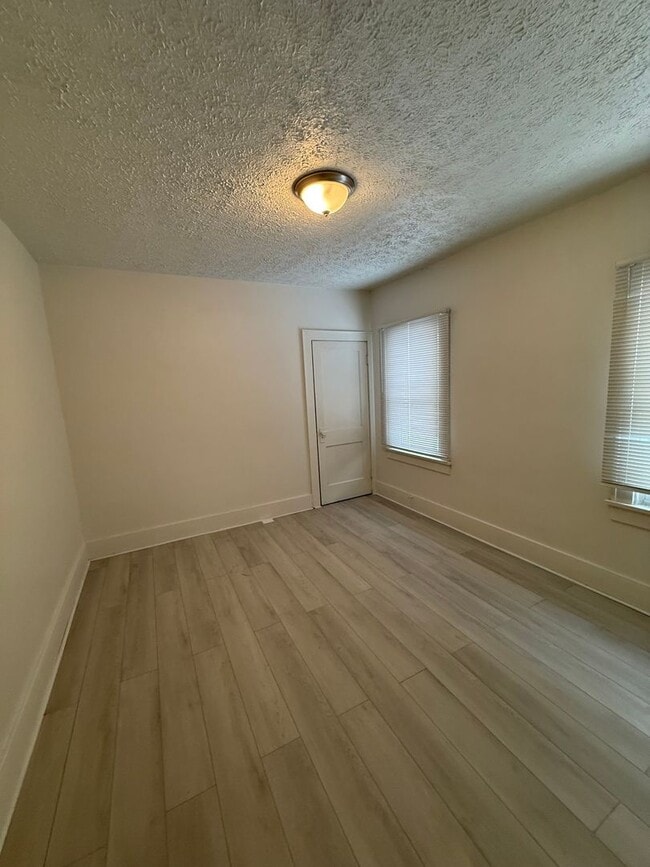 Building Photo - SECTION 8 AND EDEN ACCEPTED! Charming 2-Bedroom Home in the Heart of Akron!!