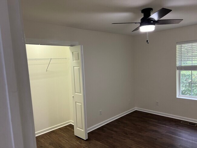 Building Photo - 800 Lullwater Rd