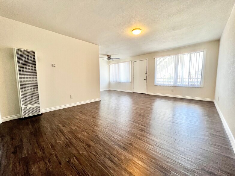 Building Photo - 5640 S La Brea Ave