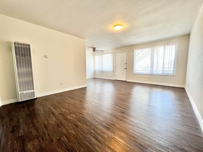 Building Photo - 5640 S La Brea Ave