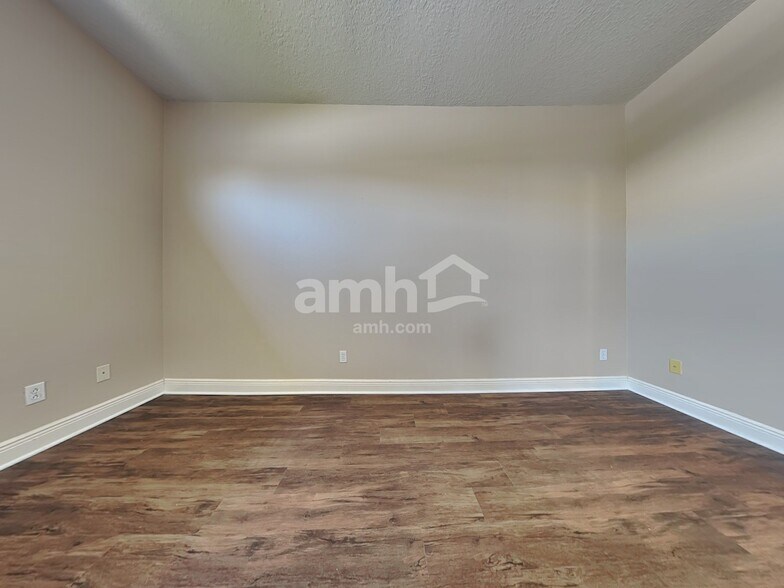Building Photo - 406 9th St NE