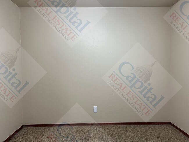 Building Photo - Spacious Duplex in Harrah