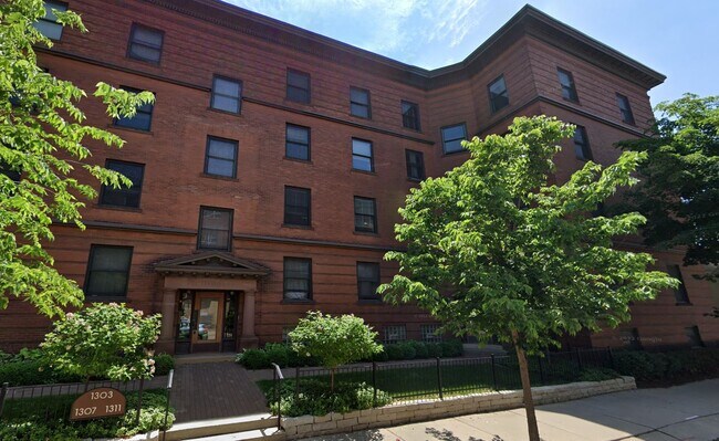 Building Photo - 1311 Yale Pl