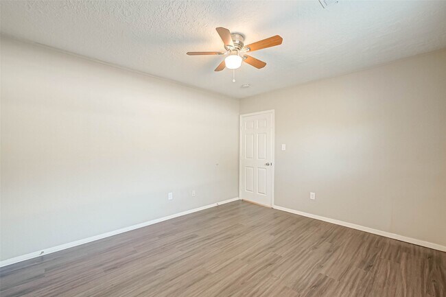 Building Photo - 910 Redway Ln