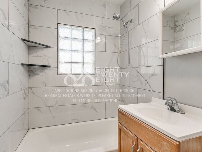 Building Photo - AVAILABLE NOW! Super Cute 2 Bed/1 Bath with HUGE backyard in Bethany!