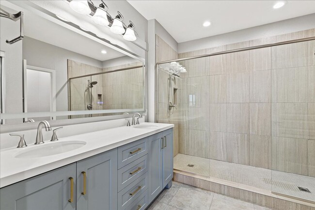 Building Photo - Modern Summerlin 2 Bedroom Condo with Garage - Fully Furnished