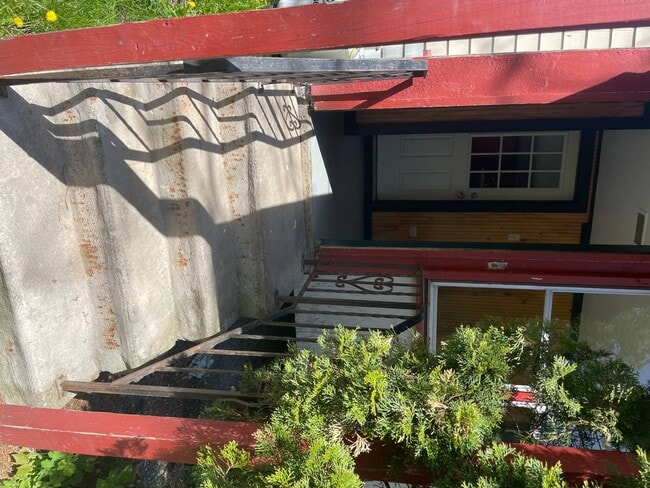 Building Photo - 7 Wells Ave