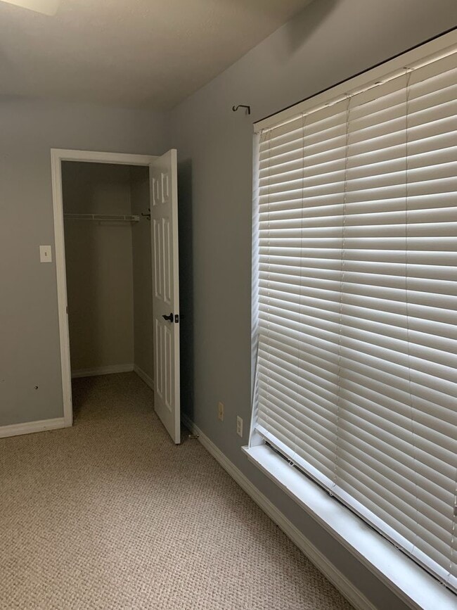 Building Photo - Beautiful Townhouse in Gated Community