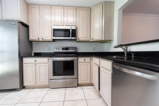 Building Photo - 17283 Saturn Ln