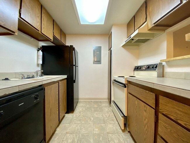 Building Photo - 1 Bed 1 Bath Aurora Condo Located Near Che...