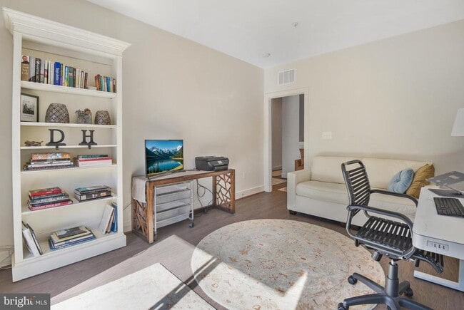 Building Photo - 813 Rockwell Ave