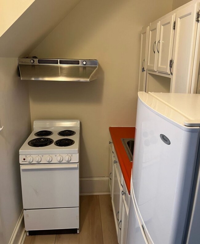 Building Photo - 112-116 EAP