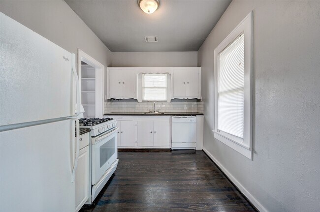 Building Photo - 109 E 23rd St