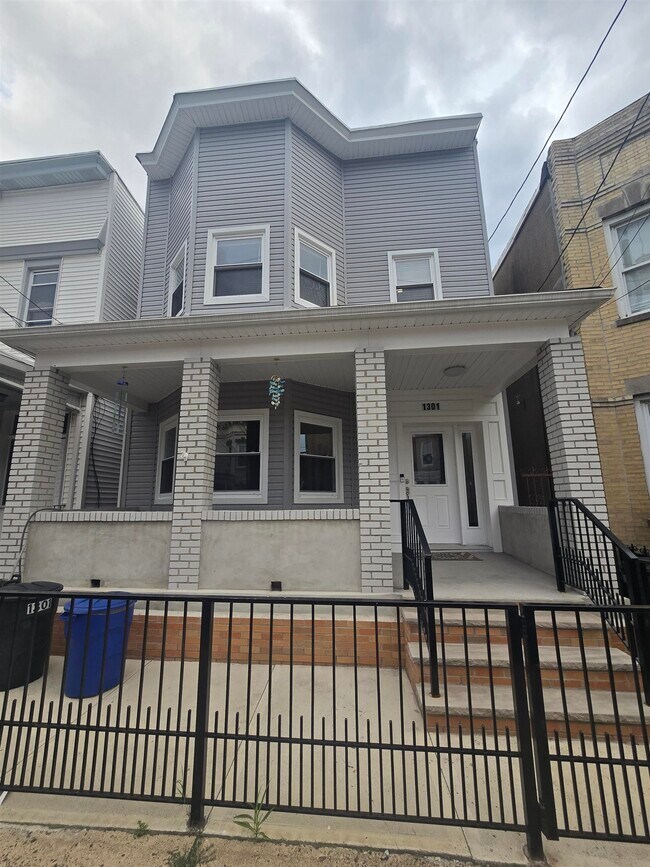 Building Photo - 1301 27th St