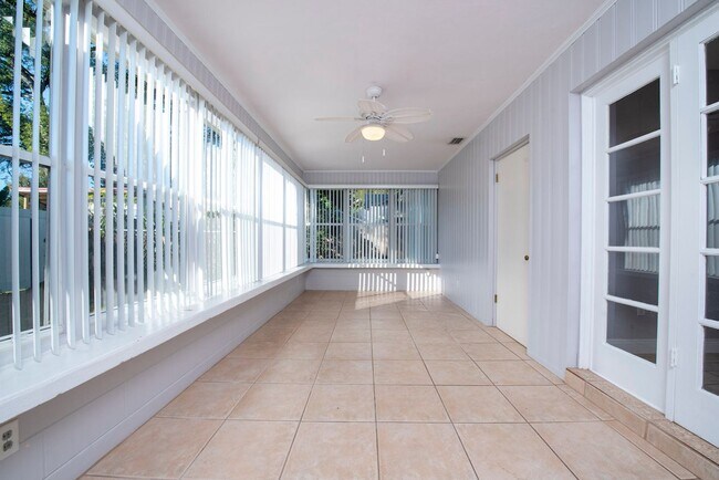 Building Photo - Cute 3/2 House with 2-Car Garage near Lake Underhill/Downtown Orlando