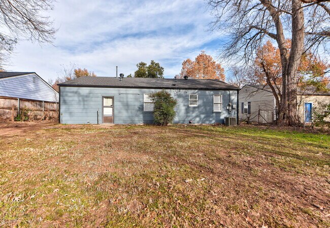 Building Photo - 1110 W Apache St