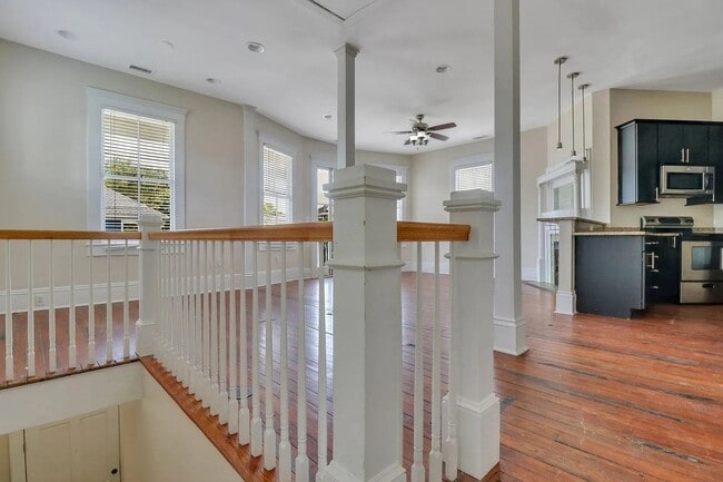 Building Photo - 2 BED | 2 BATH | PRIVATE FRONT AND BACK PORCH | MIDTOWN