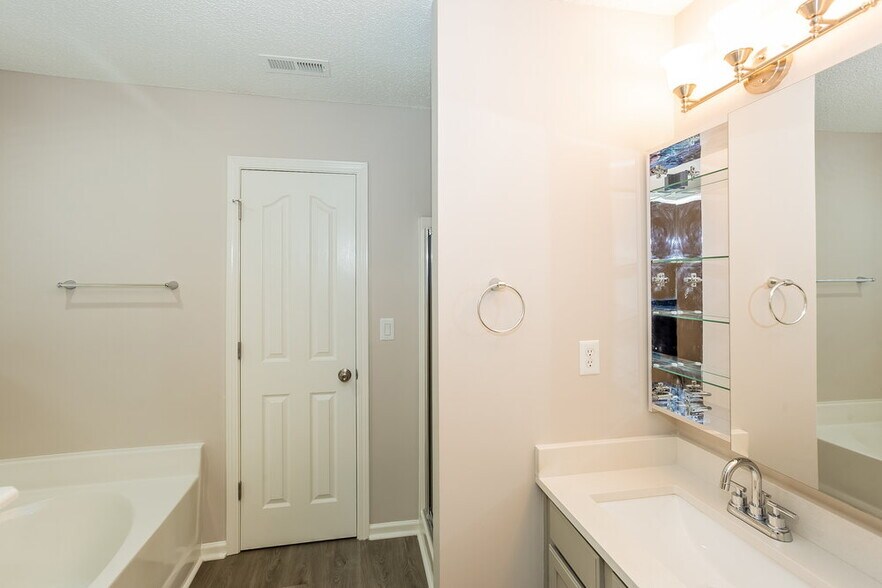 Building Photo - 5902 Shining Oak Ln