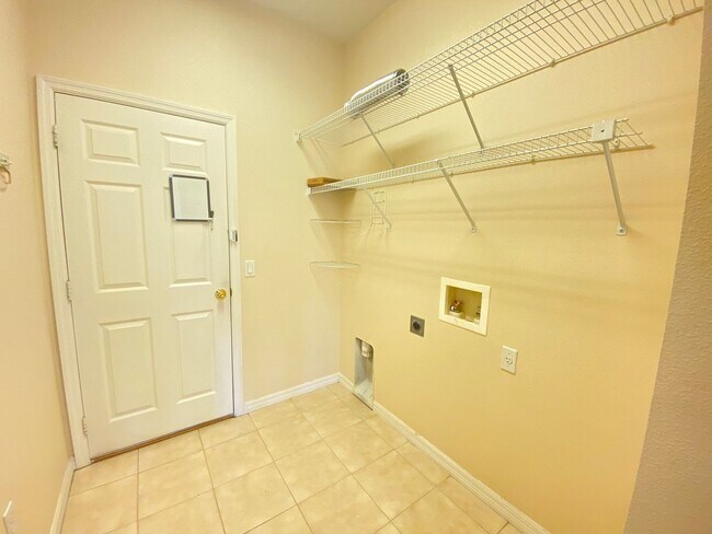 Building Photo - Amazing Solivita 2B/2B, open kitchen to fa...