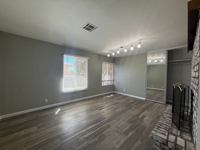 Building Photo - AV T 37938