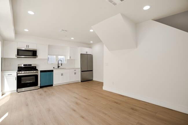 Building Photo - BRAND NEW TOWNHOUSE! One Month Free!