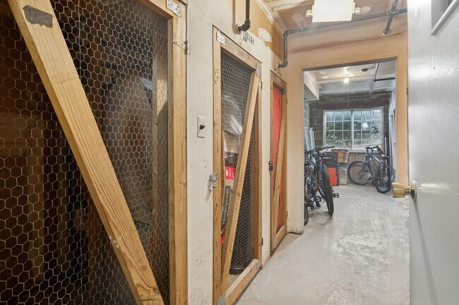 Building Photo - 1633 N Windsor Dr