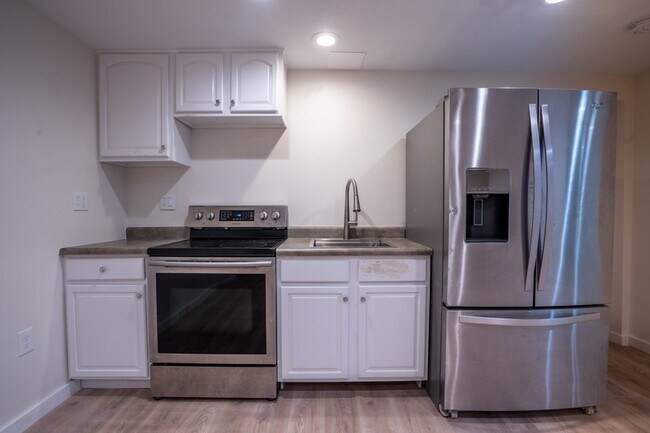 Building Photo - 1042 Davenport Dr