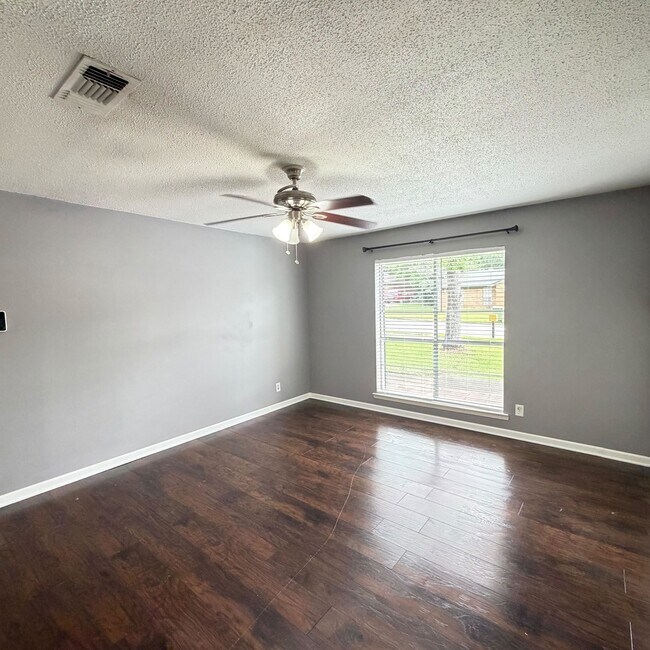 Building Photo - 728 Amity Ln