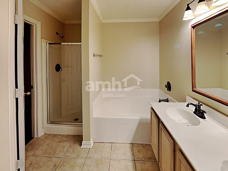 Building Photo - 1528 Englewood Dr