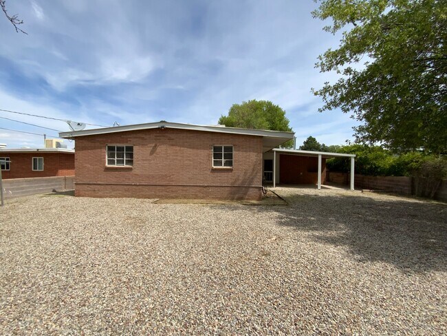Building Photo - 3 Bedroom Single Story Available Near Coma...