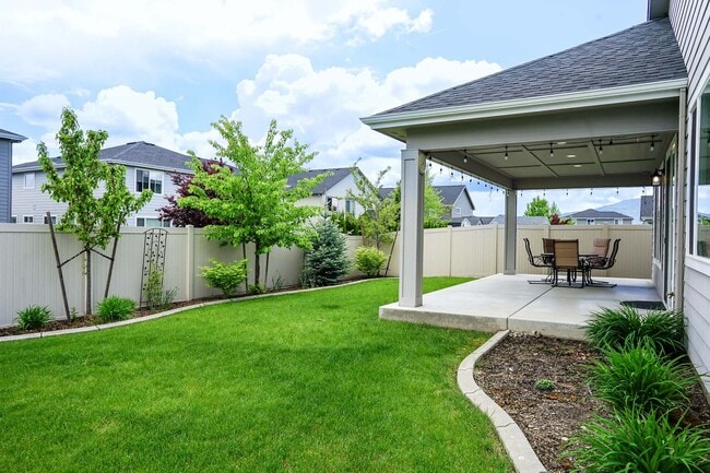 Building Photo - Elegant and Pristine Post Falls Home
