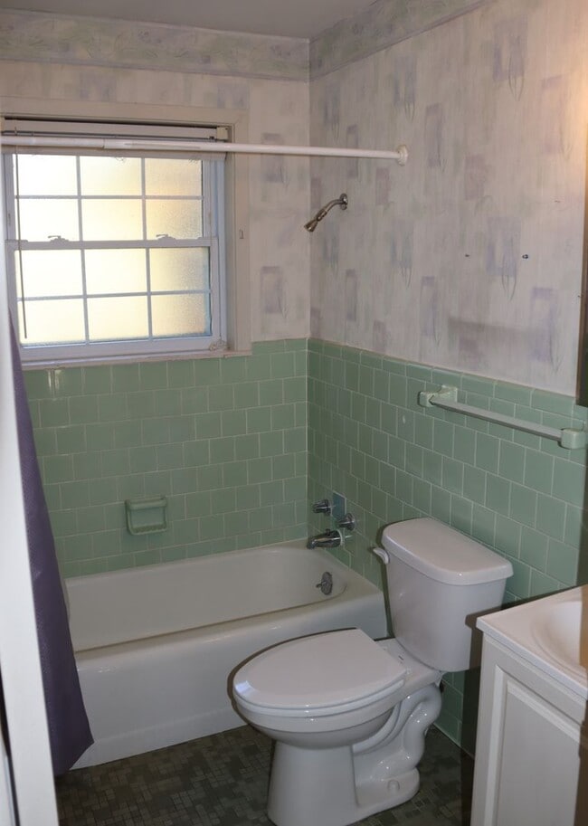 Building Photo - Charming family home in nice neighborhood