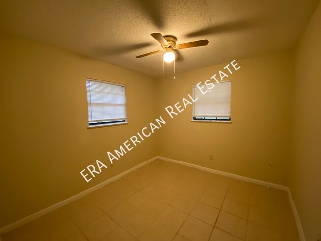 Building Photo - 129 Twin Trees Dr