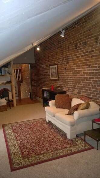 3rd Floor Bedroom or Loft - 1339-2 W North Ave