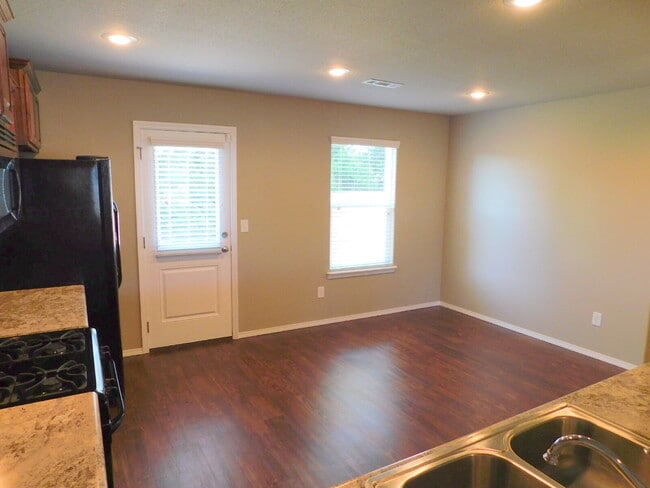 Building Photo - Charming Three Bedroom Home in Fayetteville  To schedule your own showing: 479-341-6744. Apply at...
