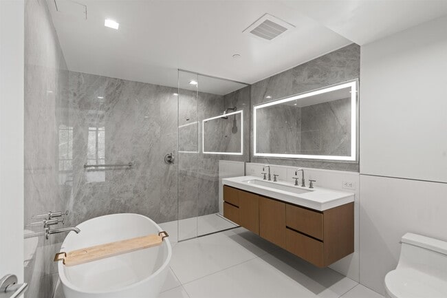 Building Photo - 320 Adolphus Ave