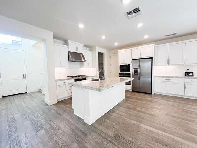 Building Photo - Newer Spacious 5 Bedroom Home Located in C...